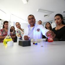 Representantes del nivel medio superior observan demostración en el Centro de Investigación en Nanociencias