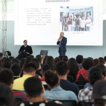 Secretario Administrativo en charla con estudiantes