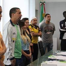 Entrenadores y deportistas reciben uniformes para las selecciones