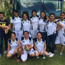 Las nueve seleccionadas del equipo femenil de basquetbol y su entrenador